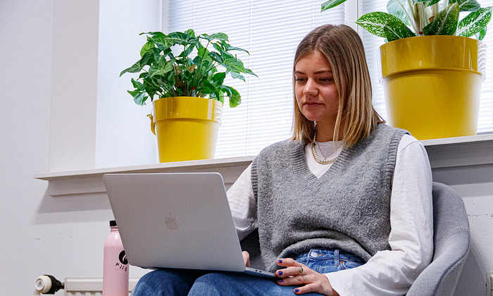 Student werkt op laptop 2022