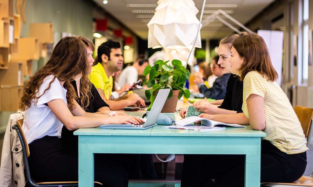 Studenten aan tafel in overleg