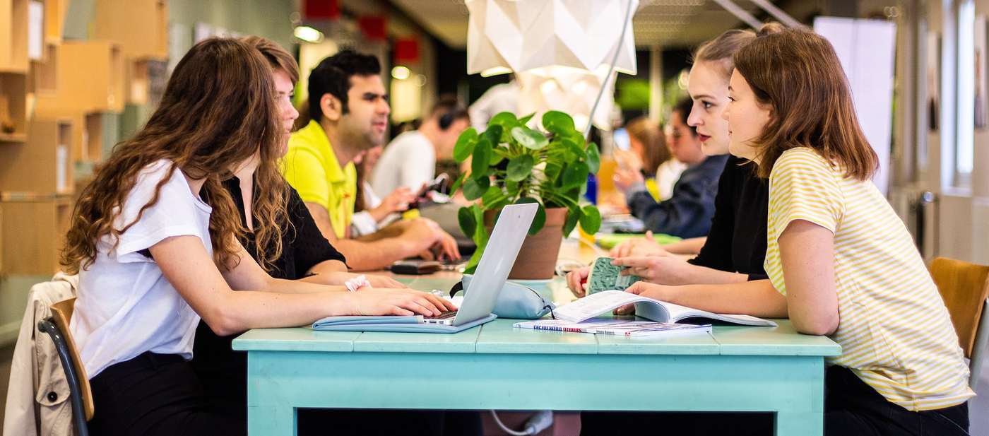 Studenten aan tafel in overleg