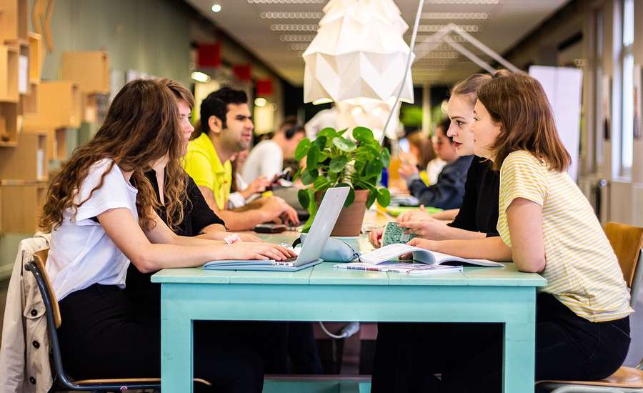 Studenten aan tafel in overleg