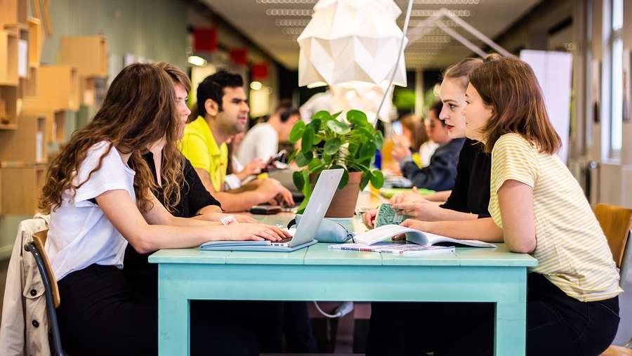 Studenten aan tafel in overleg