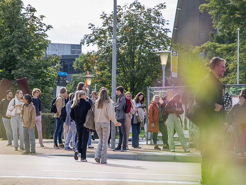 Studenten bij bushalte op campus 2023.jpg