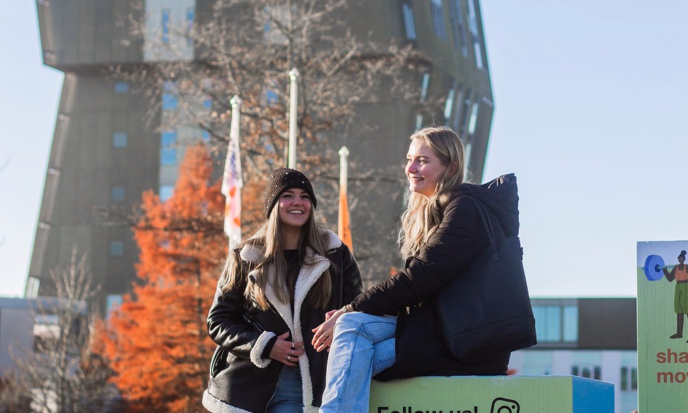Studenten buiten op blokken voor Van OlstBorg 2022