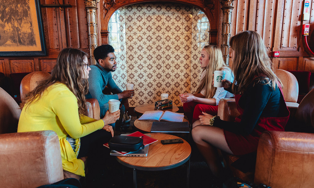 Studenten chillen met koffie mei 2022.jpg