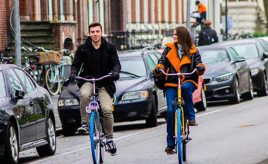 Studenten fietsen door Groningen 2022.jpg