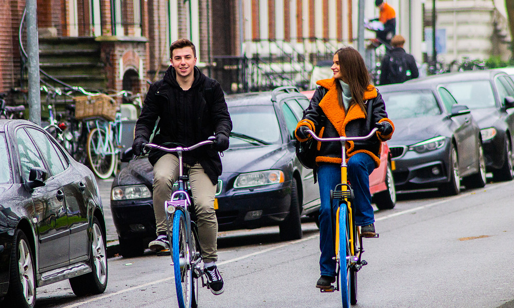 Studenten fietsen door Groningen 2022.jpg