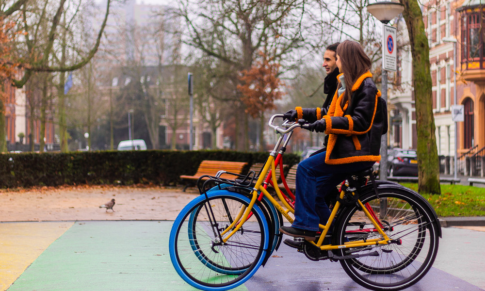 Studenten fietsen over regenboogzebrapad 2022.jpg
