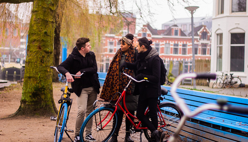 Studenten in gesprek bij blauw bankje in stad Groningen 2022