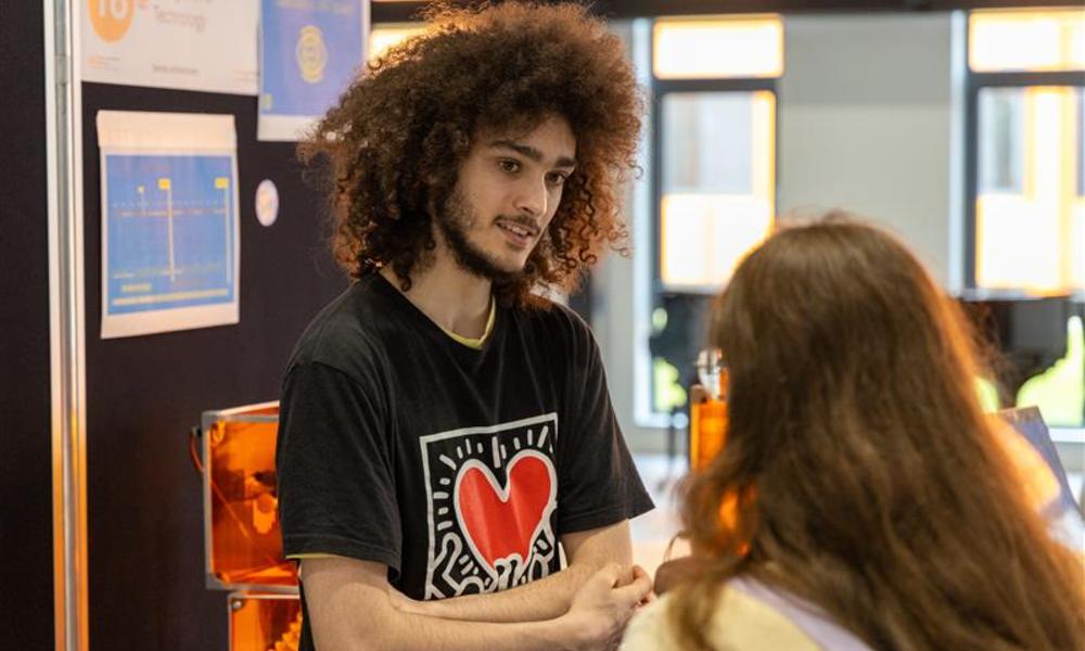 Studenten in gesprek op Minorenmarkt 2024.jpg