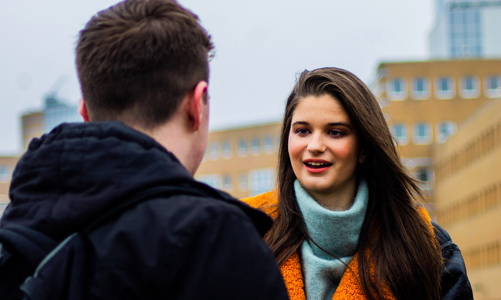 Studenten in gesprek op museumbrug 2022.jpg