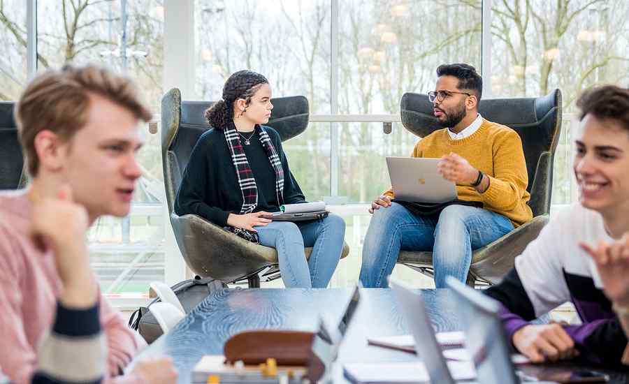 Studenten in overleg in het atrium van Zernikeplein 7