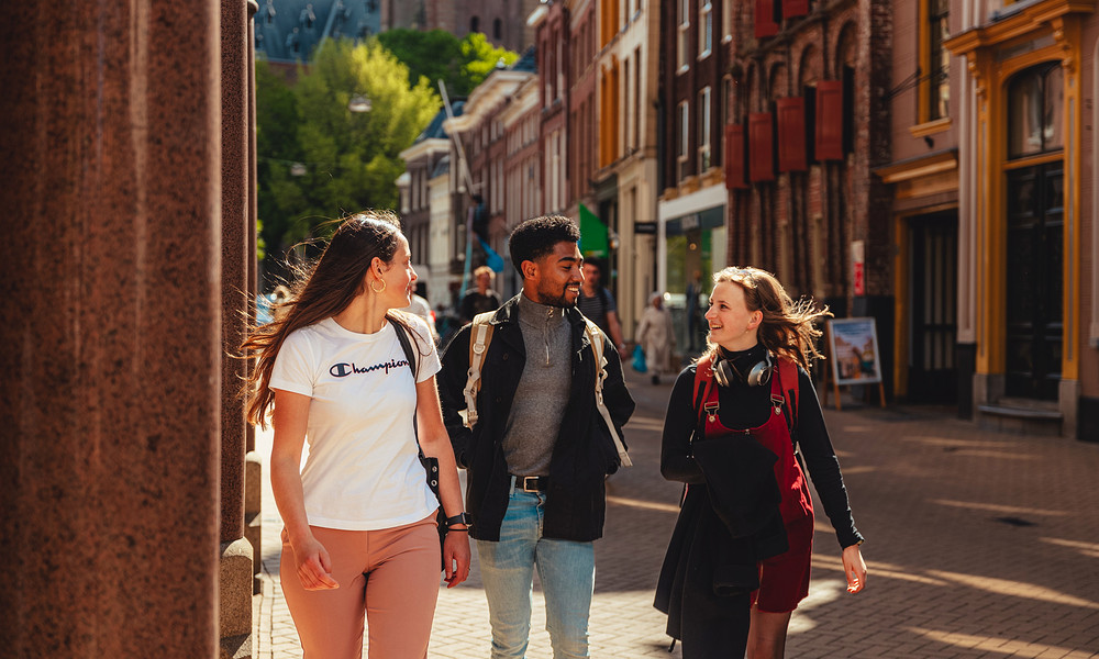 Studenten lopen in stad 2022.jpg