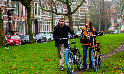 Studenten lopen met fietsen door groenstrook 2022.jpg