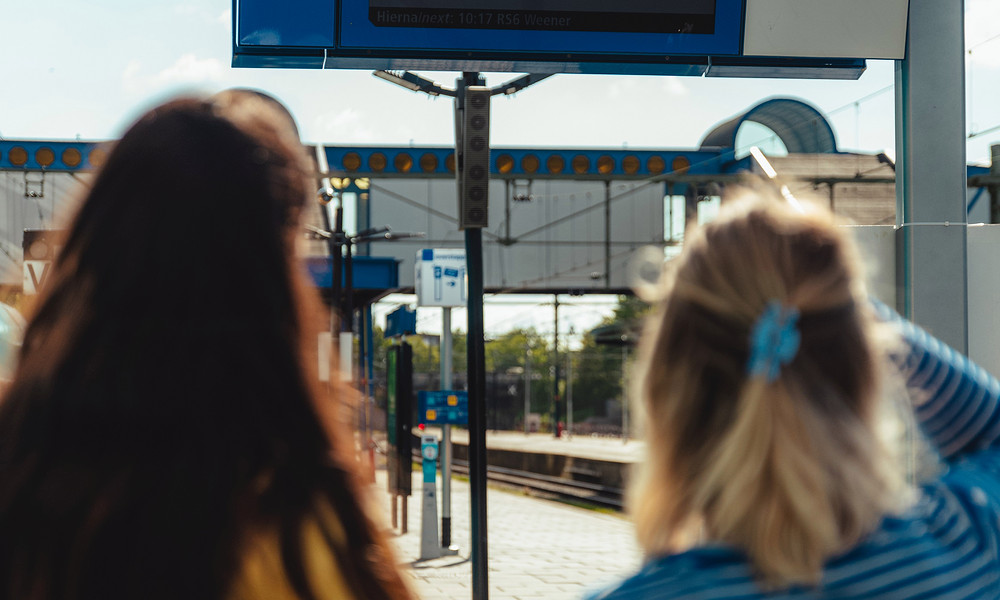 Studenten op treinstation mei 2022.jpg