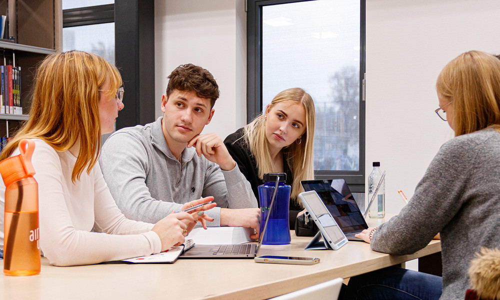 Studierende in der Bibliothek
