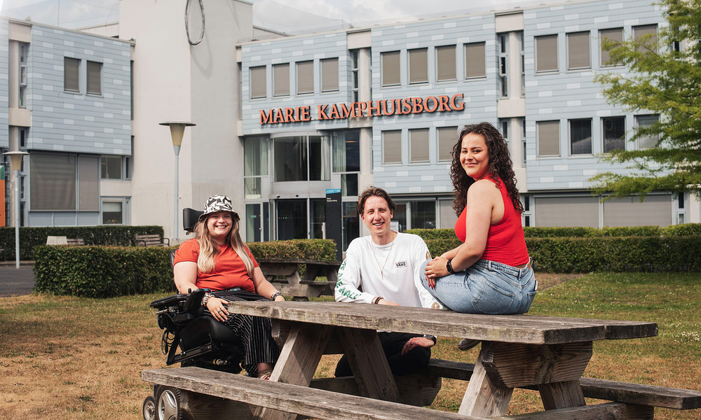 Studenten social werk buiten.jpg