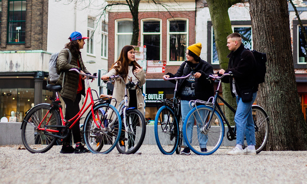 Studenten met fietsen in de stad 2022
