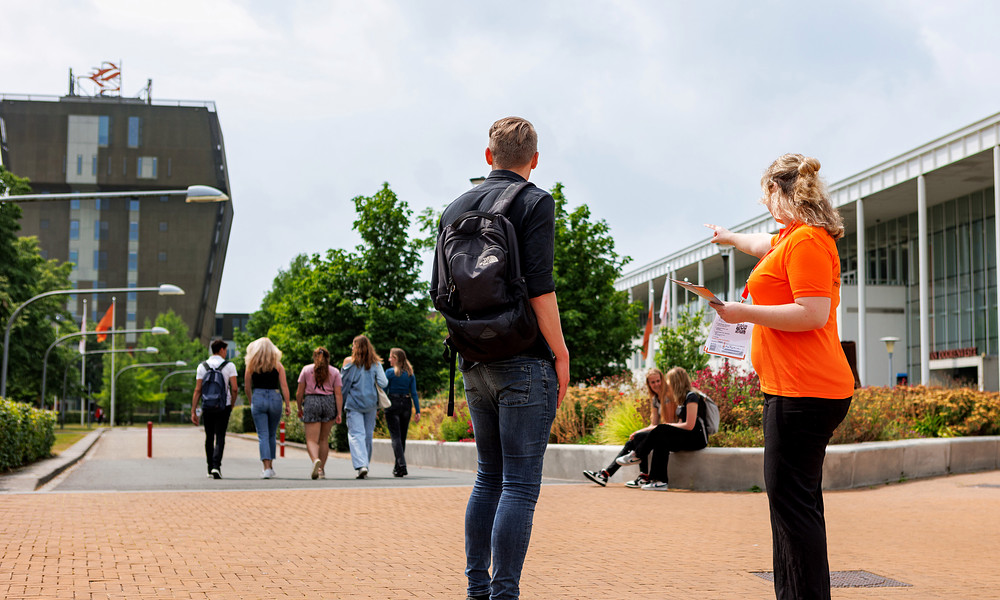 Studentmedewerker wijst de weg