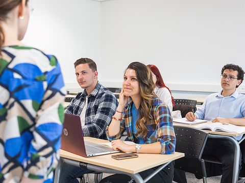 Students sitting in classroom listening to lecturer_HANZE230389.jpg