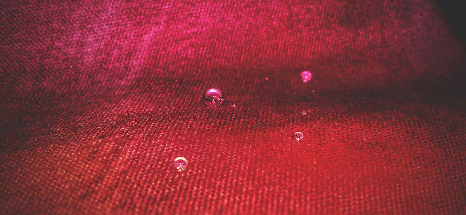 Textiel met waterdruppels