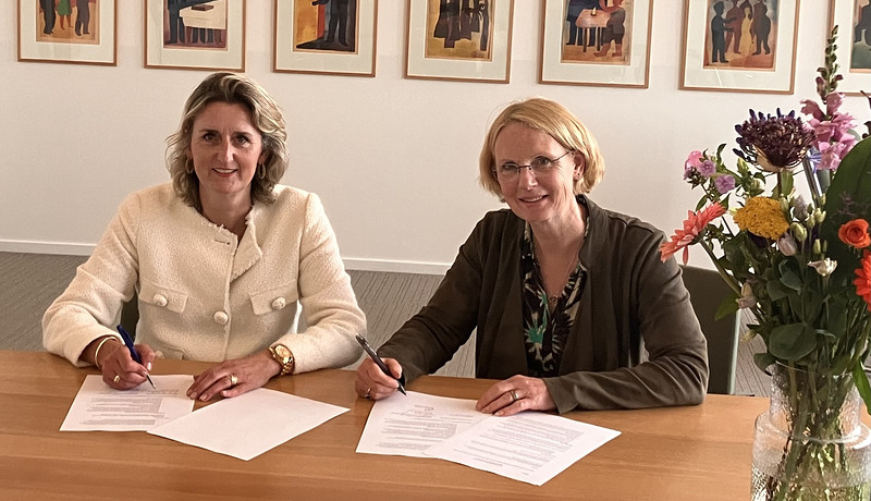 Fleurisca Korteweg van het Martini Ziekenhuis en Annemarie Hannink van de Hanze ondertekenen nieuwe samenwerkingsagenda