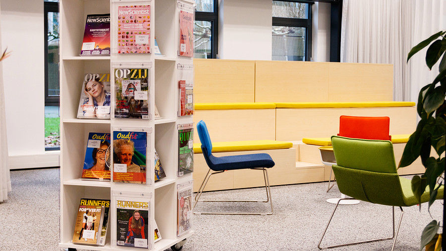 Tijdschriften en zithoek Mediatheek 2023.jpg