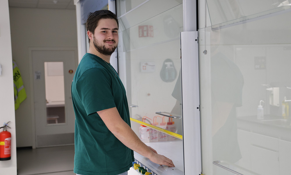 Student Twan Kroezen bij een zuurkast