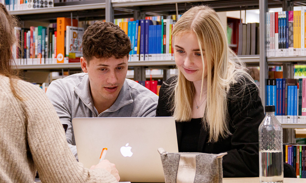 Twee studenten achter laptop 2022.jpg