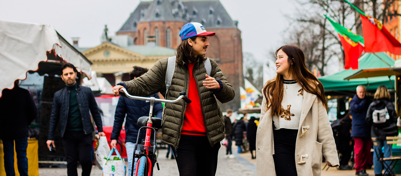 Twee studenten met fiets op de vismarkt 2022.jpg