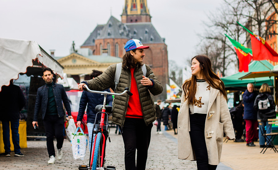 Twee studenten met fiets op de vismarkt 2022.jpg