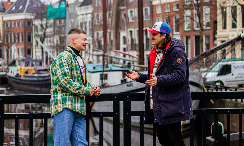 Twee studenten praten op de brug 2022.jpg