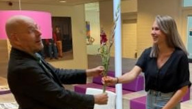 Noloc-certificaat wordt uitgereikt aan studente door Jan Woldendorp van Saxion-academie Mens en Arbeid