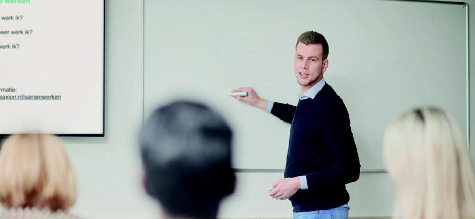 Saxion-docent voor een whiteboard