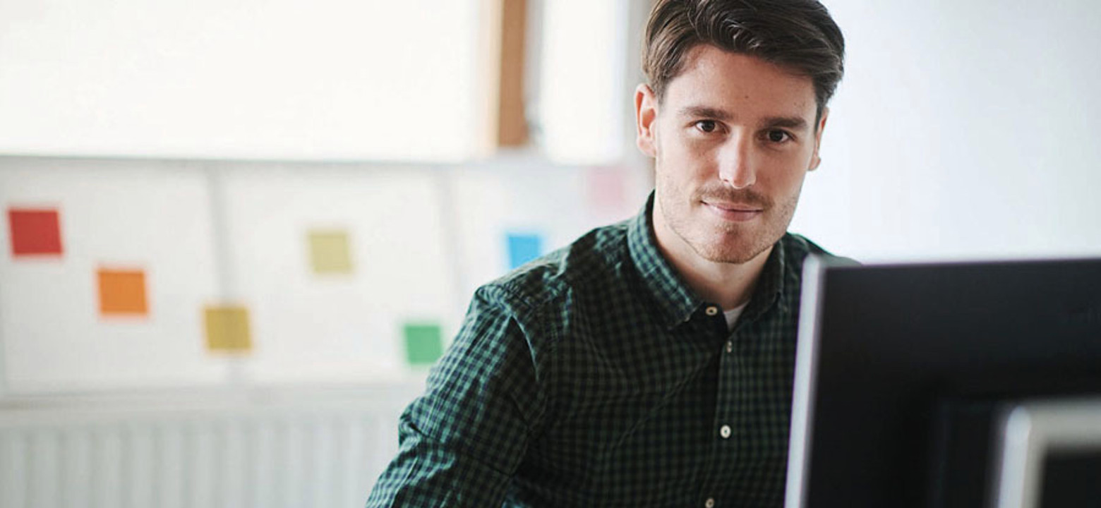 Saxion-medewerker achter een bureau