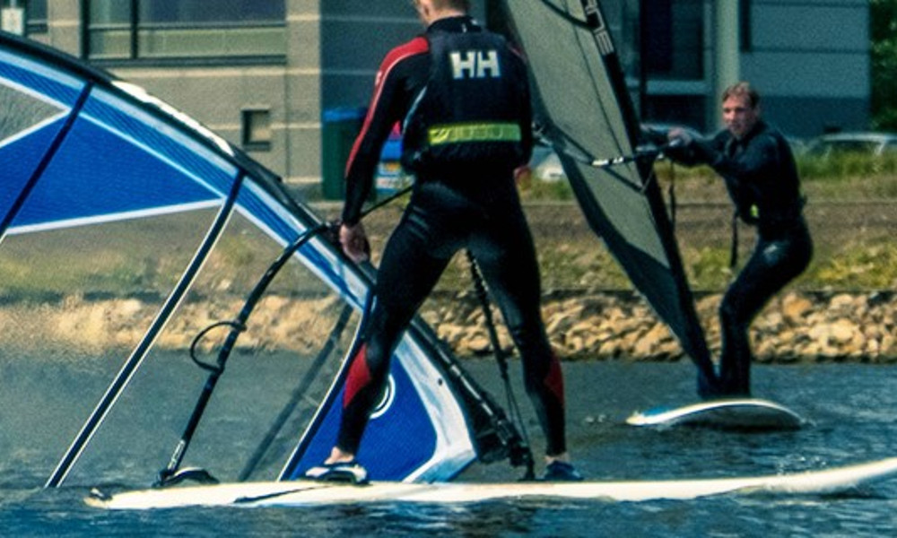 Vallende windsurfer