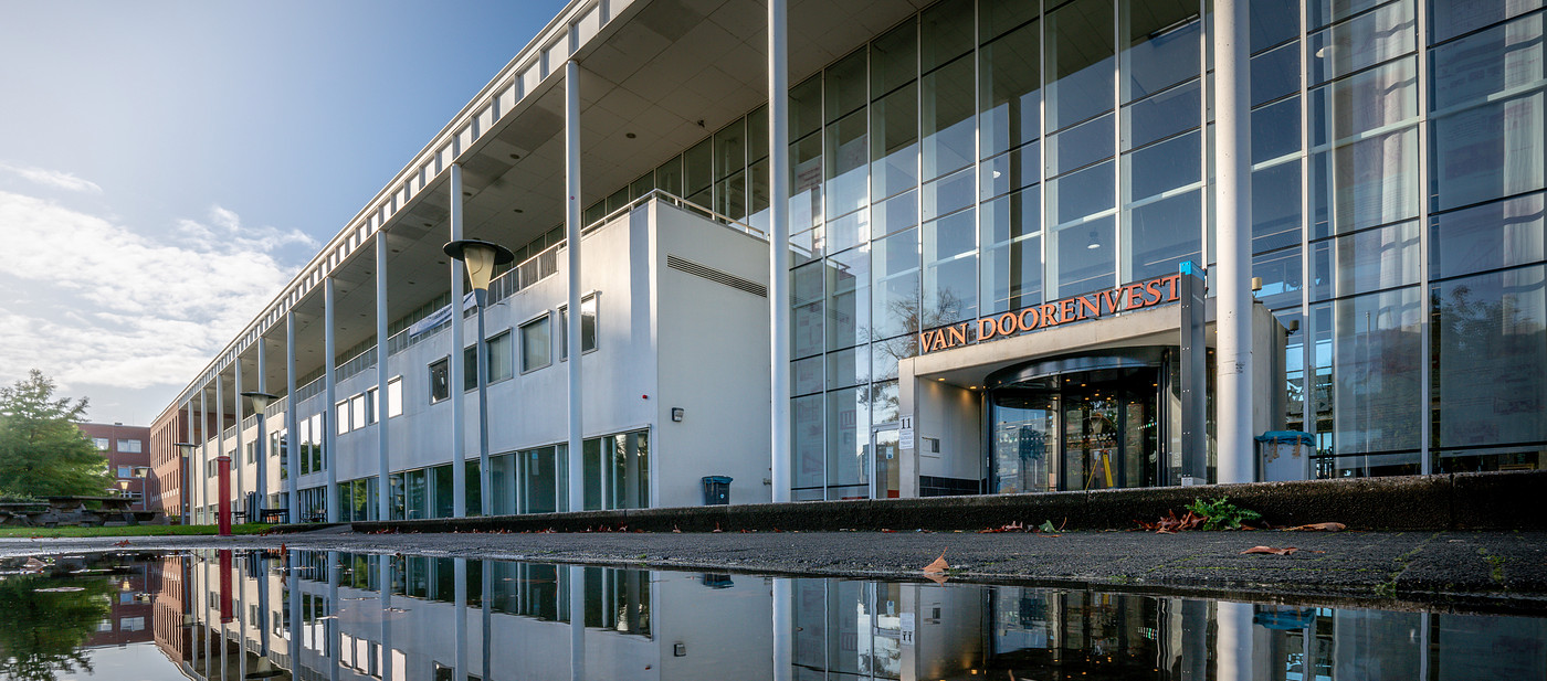 Van DoorenVeste met weerspiegeling waterplas 2021