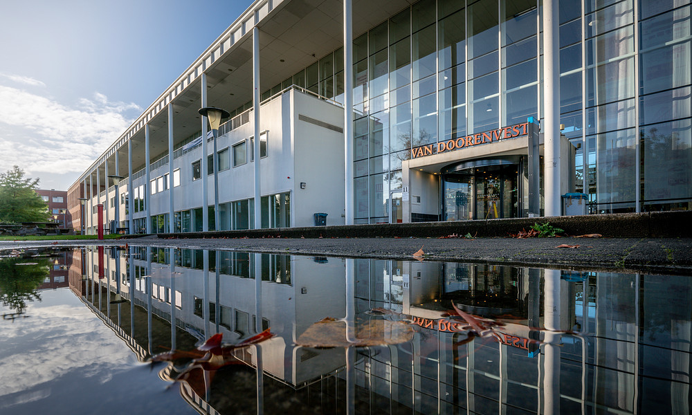 Van DoorenVeste met weerspiegeling waterplas 2021