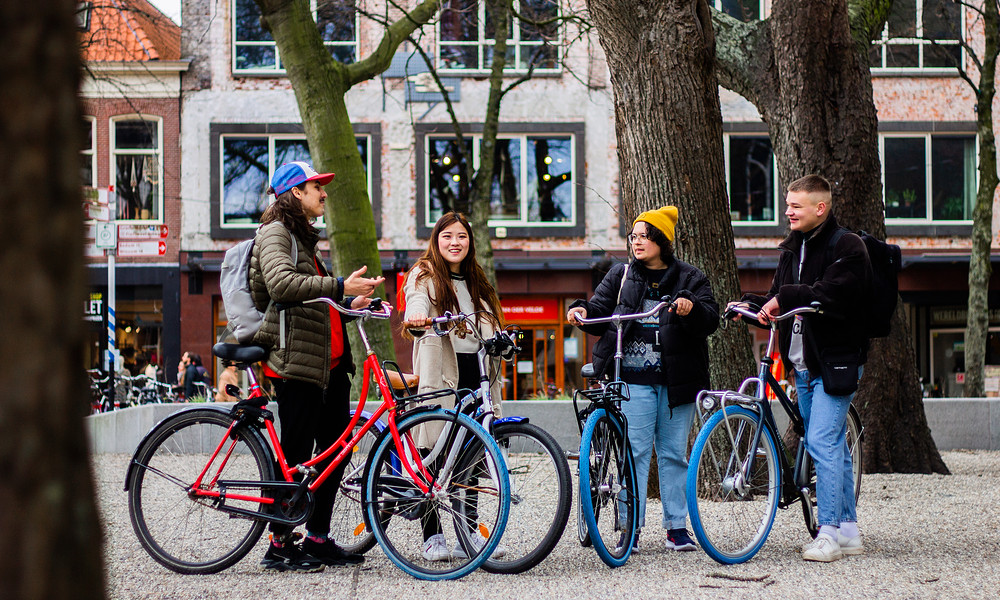 Vier studenten met fietsen in de binnenstad.jpg