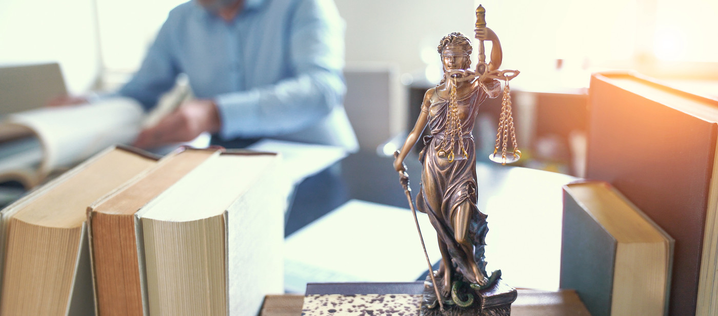 Vrouwe Justitia en wetboeken Depositphotos.jpg