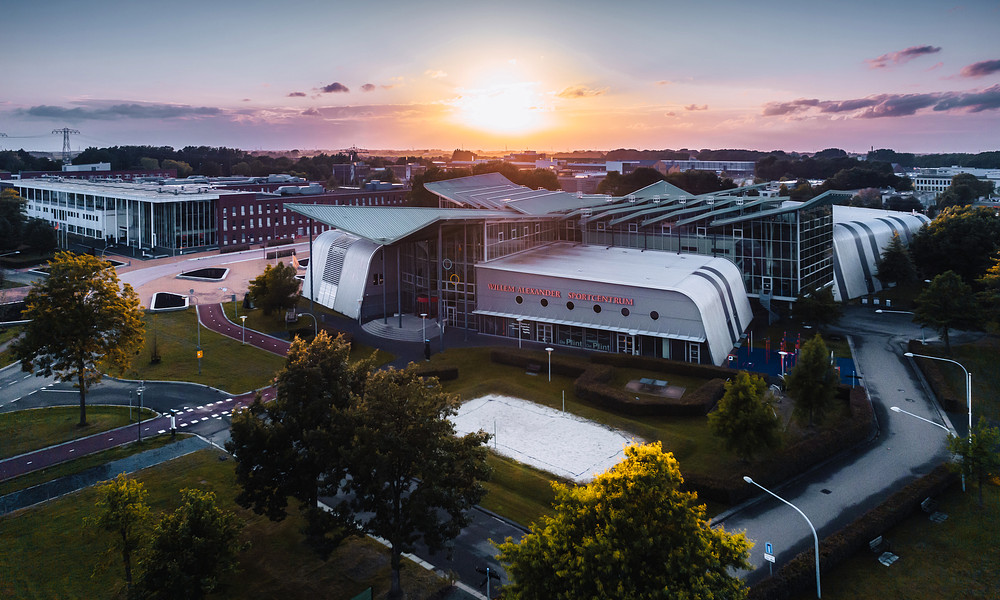 WillemAlexanderSportcomplex en omliggende gebouwen zonsondergang 2021.jpg