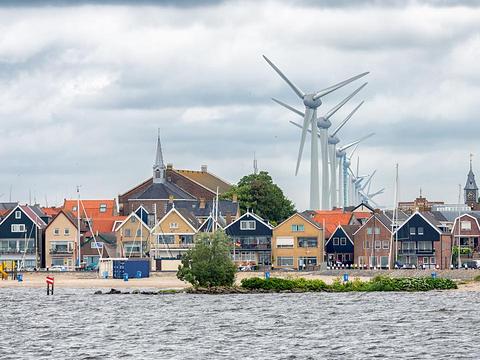 windmolens-nabij-bebouwing.jpeg