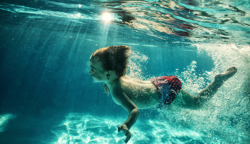 Zwemmend kind.jpg