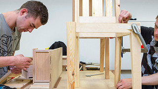 Hout en meubel, studenten maken houten stoel